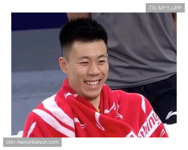 特写：张镇麟隔扣后落地不稳，对手主动上前搀扶